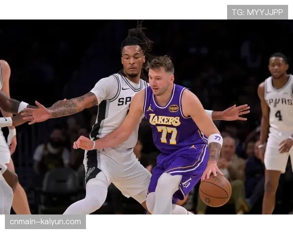 湖人东契奇个人进攻与团队串联平衡 33分8助攻展现双能卫价值 湖人东契奇个人进攻与团队串联平衡 33分8助攻展现双能卫价值